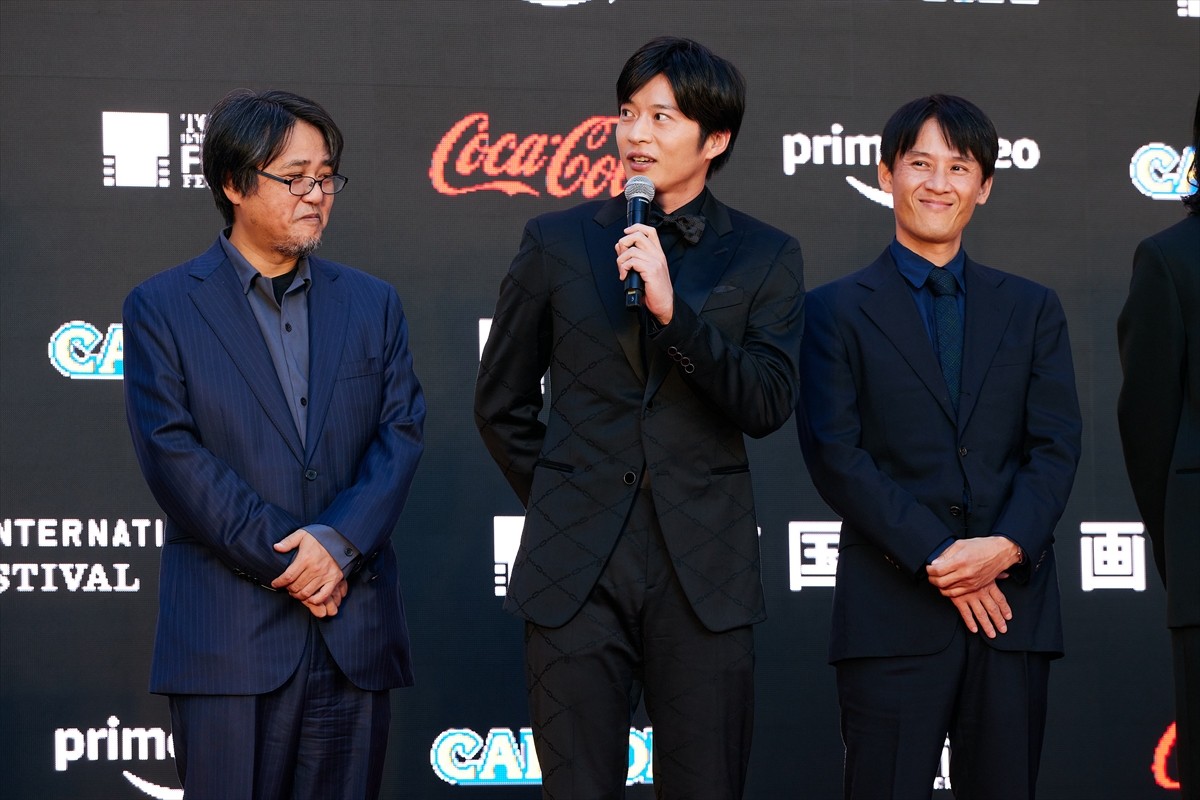 田中圭、黒の蝶ネクタイ姿でレッドカーペットへ！　『OZU』の見どころをアピール＜第36回東京国際映画祭＞