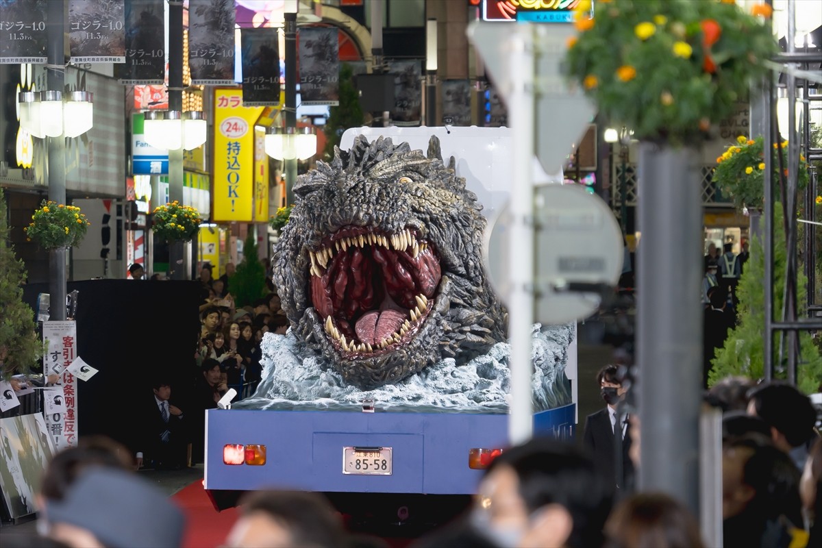 神木隆之介＆浜辺美波、歌舞伎町のレッドカーペットに降臨　“巨大ゴジラトラック”も登場