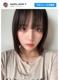 ラフなTシャツ姿でカメラ見つめる岡田紗佳　※「岡田紗佳」インスタグラム