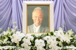 谷村新司さん、祭壇の遺影写真