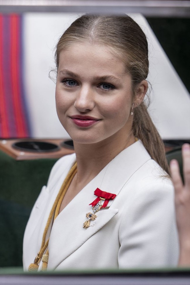 スペイン王室レオノール王女が18歳に! 伝統儀式に参加、国民と憲法に忠誠を誓う