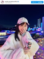 【写真】 山下美月、“彼女感”あふれるオフショ公開　イルミ×遊園地で萌え袖も披露