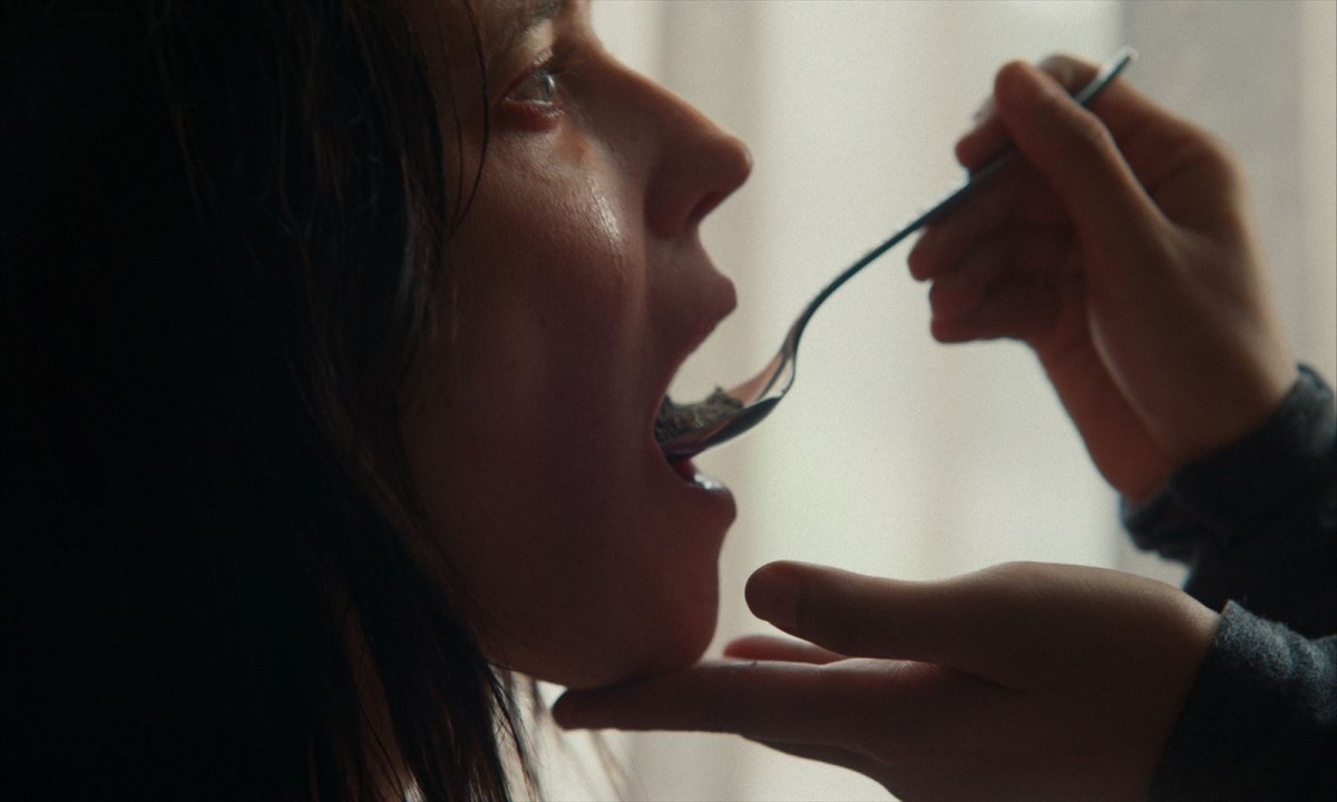 エヴァ・グリーンの口元から“何か”が這い出す――ホラー映画『NOCEBO／ノセボ』予告公開