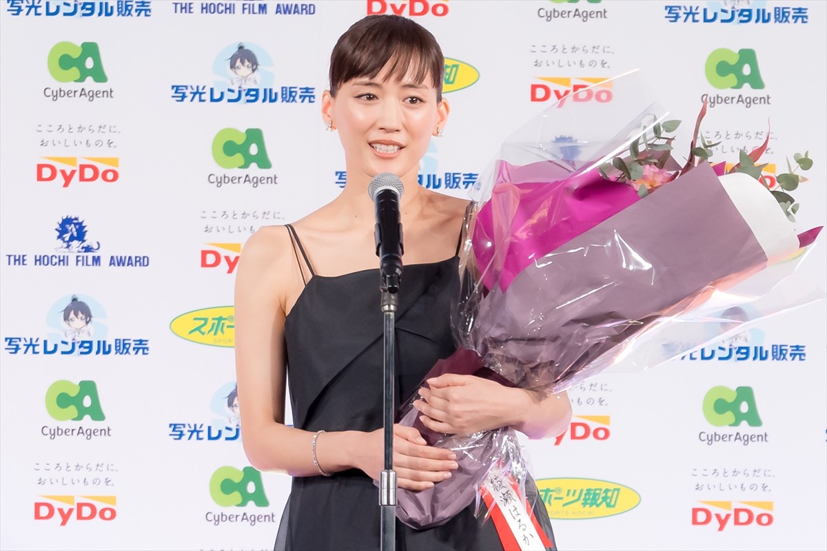 綾瀬はるか、報知映画賞主演女優賞を受賞「この賞を胸に励んでいきたい」