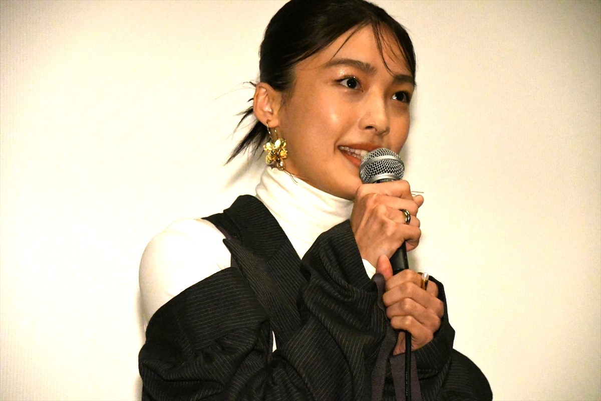 唐田えりか、“芋ちゃん、唐ちゃん”の仲の芋生悠から「陽気キャラ」を明かされ照れ笑い