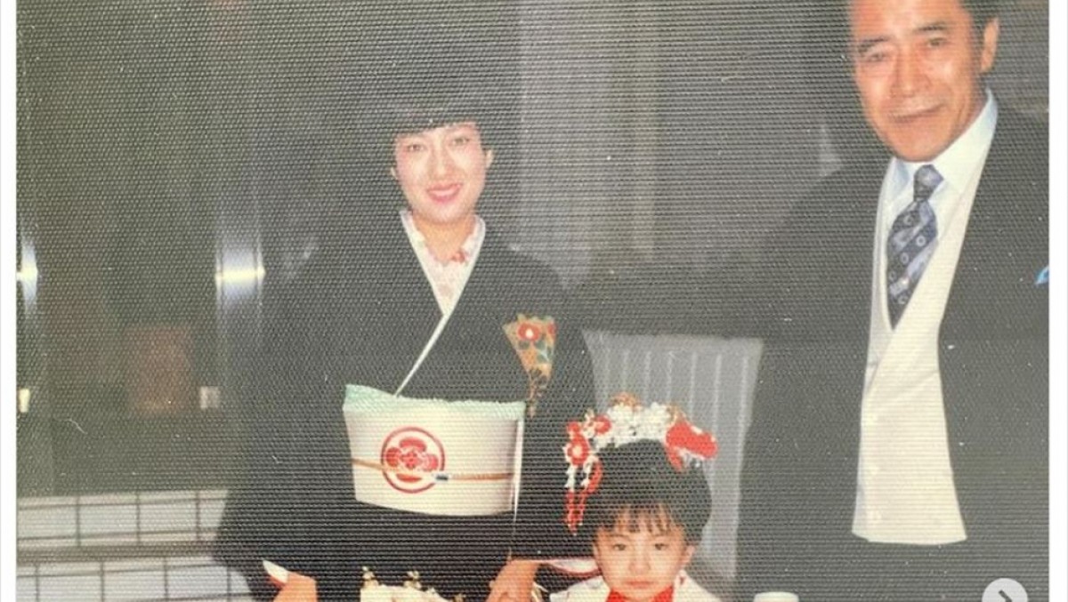 三船美佳、父・三船敏郎さん＆母・喜多川美佳さんと写る七五三ショットに絶賛多数「小さい時から可愛い」「ママさんもお綺麗」 エンタメ