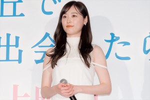 福原遥、映画『あの花が咲く丘で、君とまた出会えたら。』初日舞台挨拶に登場