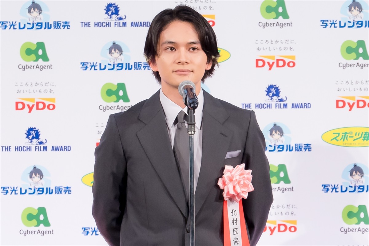 横浜流星、報知映画賞主演男優賞受賞　佐藤浩市が祝福に駆けつける