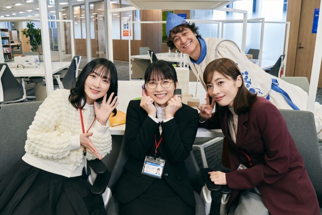 ドラマ『推しを召し上がれ~広報ガールのまろやかな日々~』クランクインショット(上段)橋本さとし(下段左から)生駒里奈、鞘師里保、明日海りお