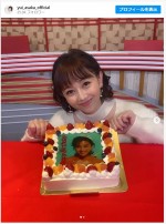 浅香唯、18歳当時の姿がプリントされたケーキで誕生日を祝われる ※「浅香唯」インスタグラム