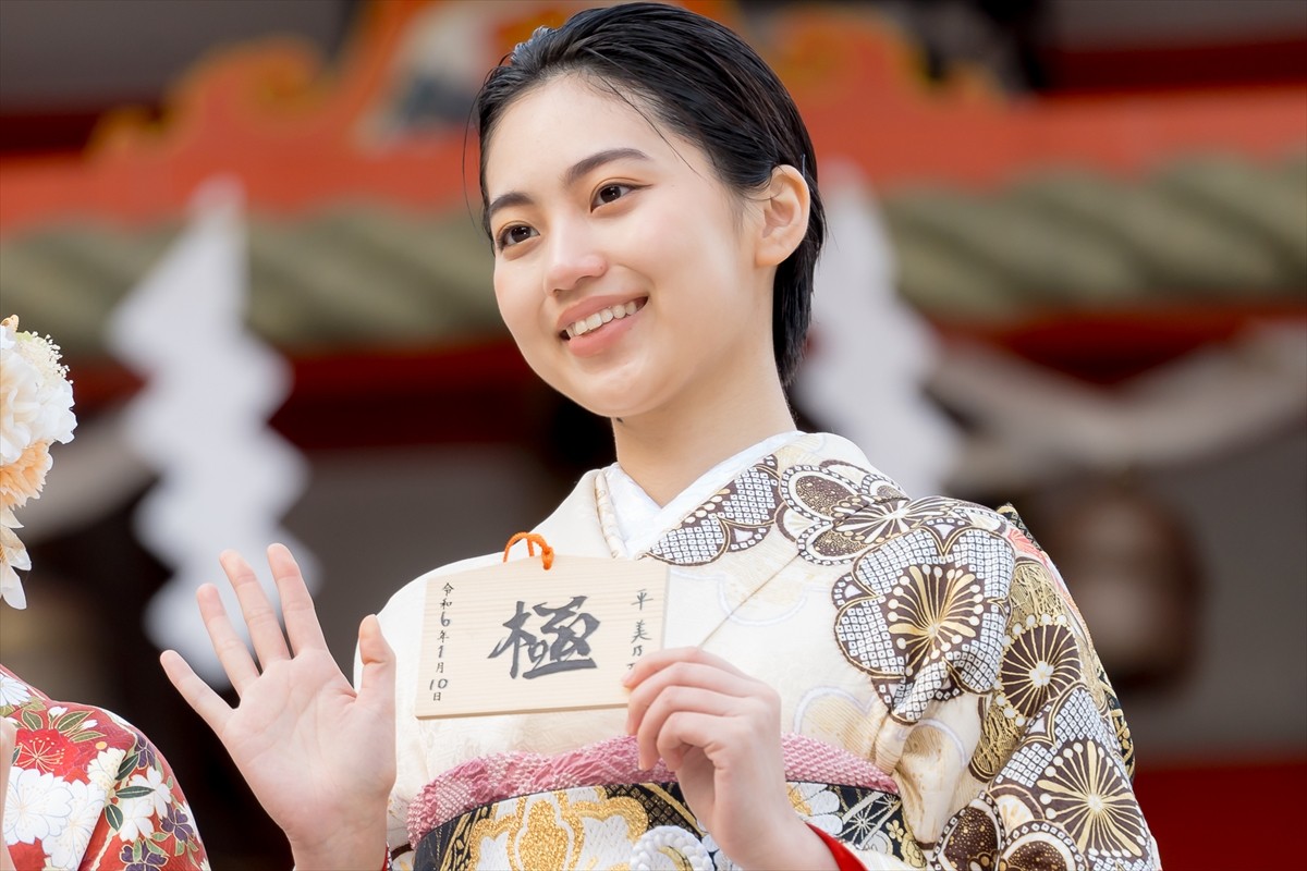 生見愛瑠、晴れ着姿で2024年の目標明かす　2023年は「焦っていた1年」