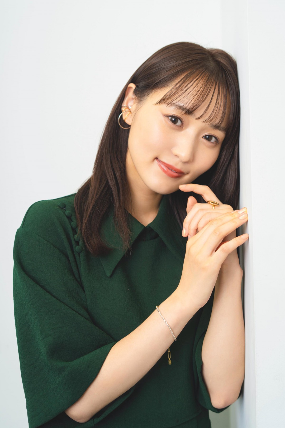 菅井友香、グループ卒業から1年「お芝居を軸に頑張っていきたい」