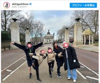 夫・井上康生撮影　東原亜希と4人の子どもたち ※「東原亜希」インスタグラム