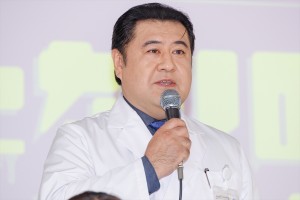 小手伸也、新水曜ドラマ『となりのナースエイド』制作発表会見に登場