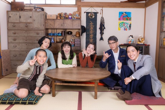 テレビ朝日開局65周年記念ドラマプレミアム『万博の太陽』より（左から）番家天嵩、江口のりこ、飯豊まりえ、橋本環奈、唐沢寿明、木戸大聖