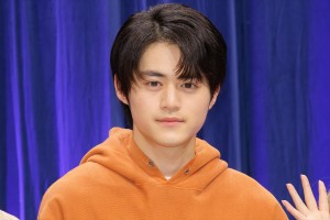 鈴鹿央士、ドラマ『闇バイト家族』記者会見に登場