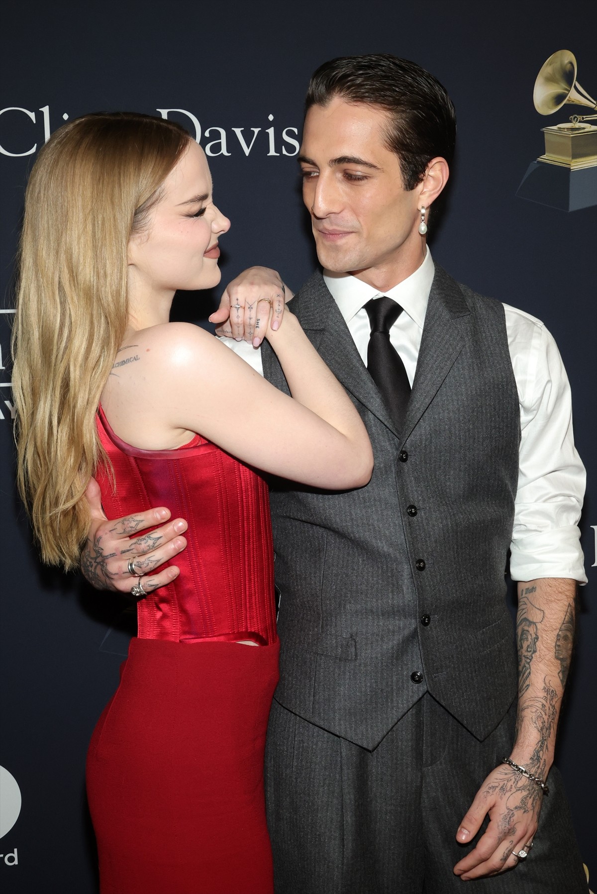 ダヴ・キャメロン、マネスキンのボーカルとレッドカーペットデビュー！　キスも披露