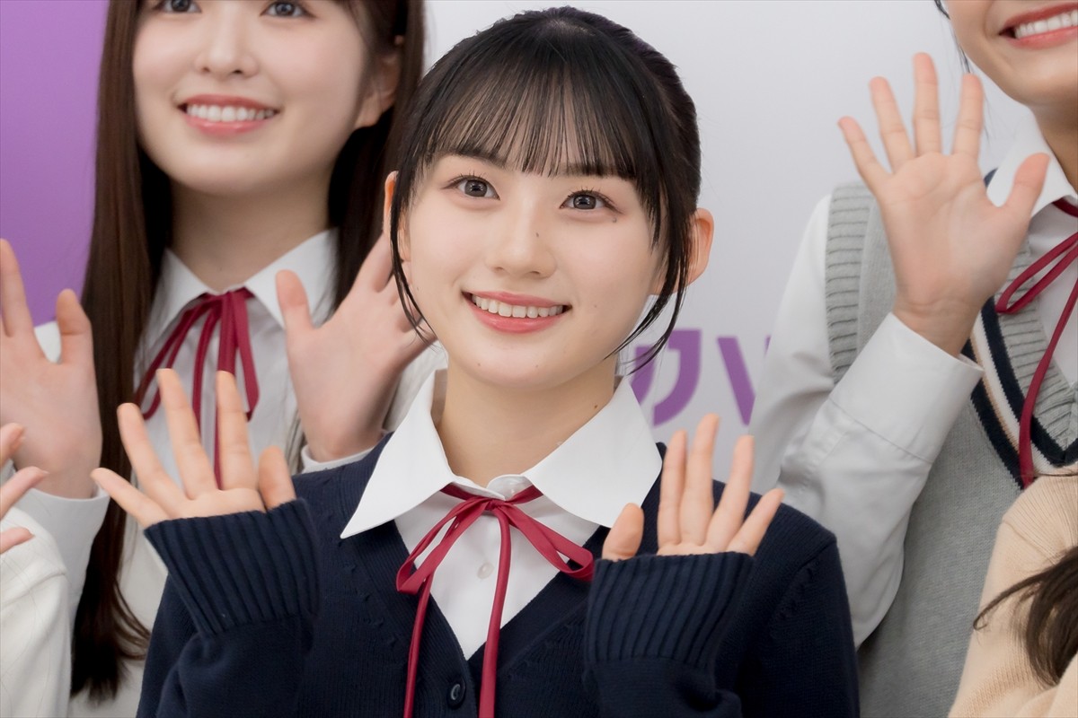 乃木坂46・5期生、齋藤飛鳥に写真集をお渡し「見てくれたらうれしいな」　それぞれのチャームポイントも告白
