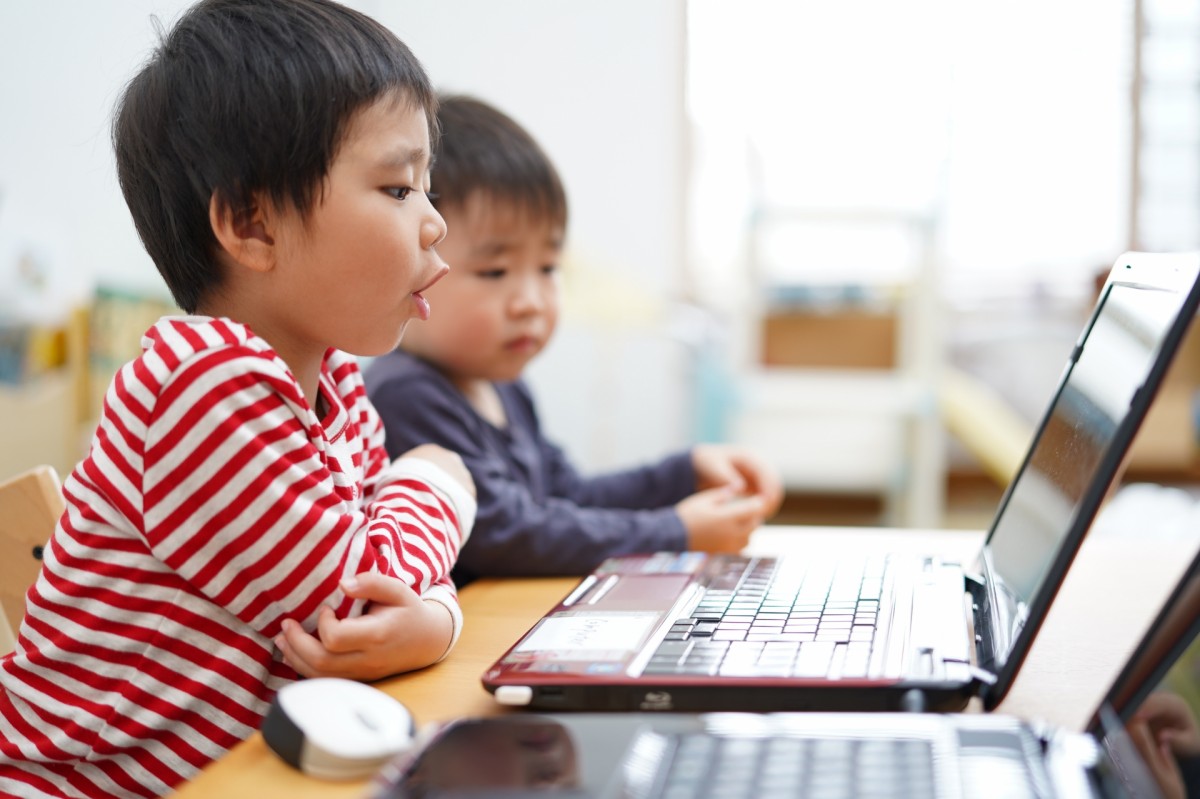 平均5台の端末が家庭でインターネットに接続　スマホを所有する小学校高学年は半数以上【ファミリー層のインターネット利用に関する意識調査】
