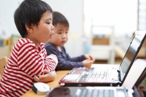 平均5台の端末が家庭でインターネットに接続　スマホを所有する小学校高学年は半数以上【ファミリー層のインターネット利用に関する意識調査】