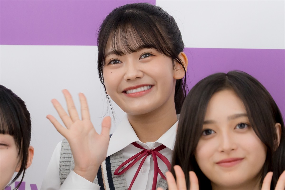 乃木坂46・5期生、齋藤飛鳥に写真集をお渡し「見てくれたらうれしいな」　それぞれのチャームポイントも告白