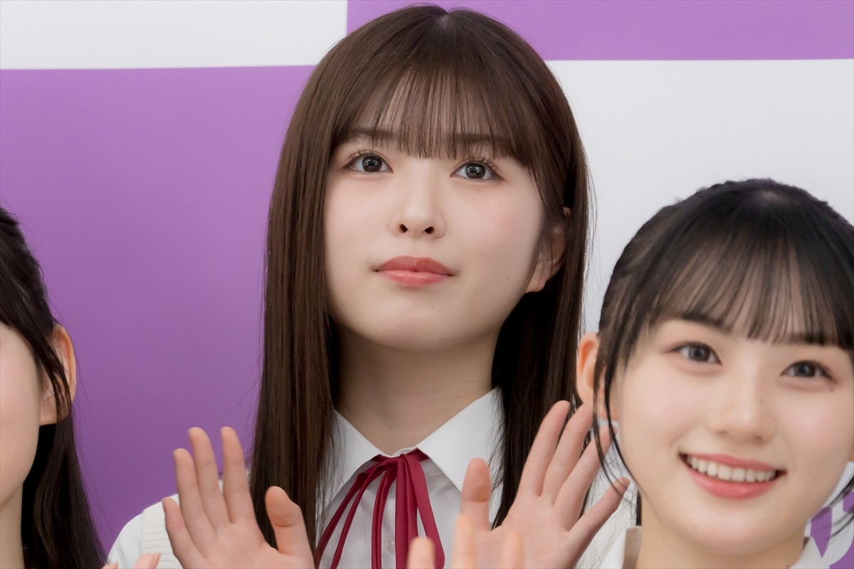 乃木坂46・5期生、齋藤飛鳥に写真集をお渡し「見てくれたらうれしいな」　それぞれのチャームポイントも告白