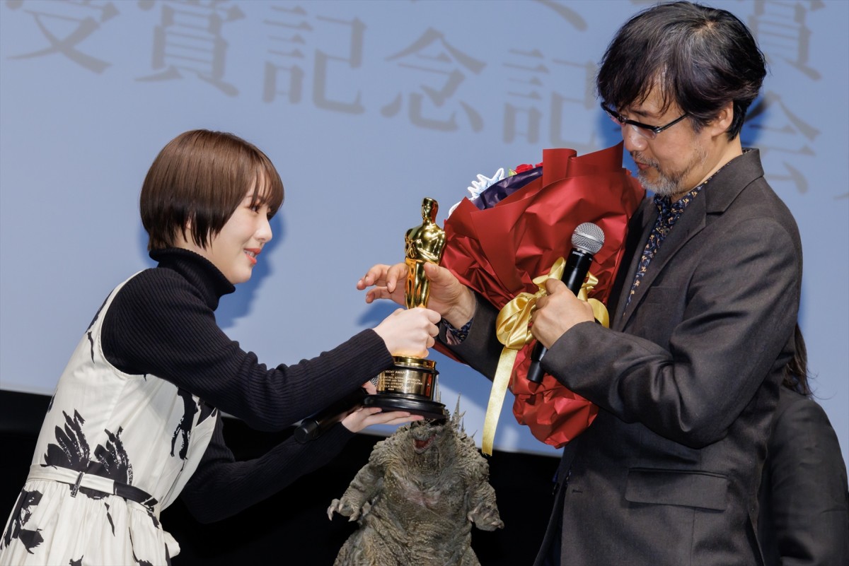 浜辺美波、『ゴジラ-1.0』アカデミー賞受賞を祝福　オスカー像は「思っていたよりすっごく重たい」