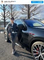 高級車「マセラティ」の横に立つ藤あや子　※「藤あや子」インスタグラム