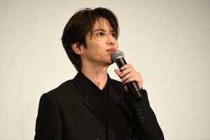 志尊淳、映画『52ヘルツのクジラたち』初日舞台挨拶に登場