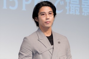 賀来賢人、iPhoneで撮影『ミッドナイト』プレミア試写会に登場