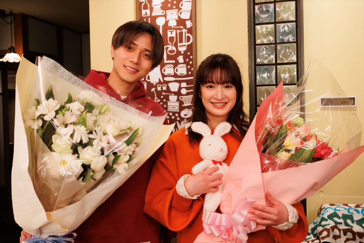 ドラマ『厨房のありす』クランクアップを迎えた(左から)永瀬廉、門脇麦