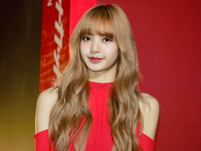 BLACKPINKのリサ、テイラー・スウィフトのシンガポール公演でファンとフレンドシップブレスレットを交換!!(2018年撮影)