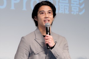 賀来賢人、iPhoneで撮影『ミッドナイト』プレミア試写会に登場