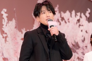 佐藤健、映画『四月になれば彼女は』完成披露試写会に登場