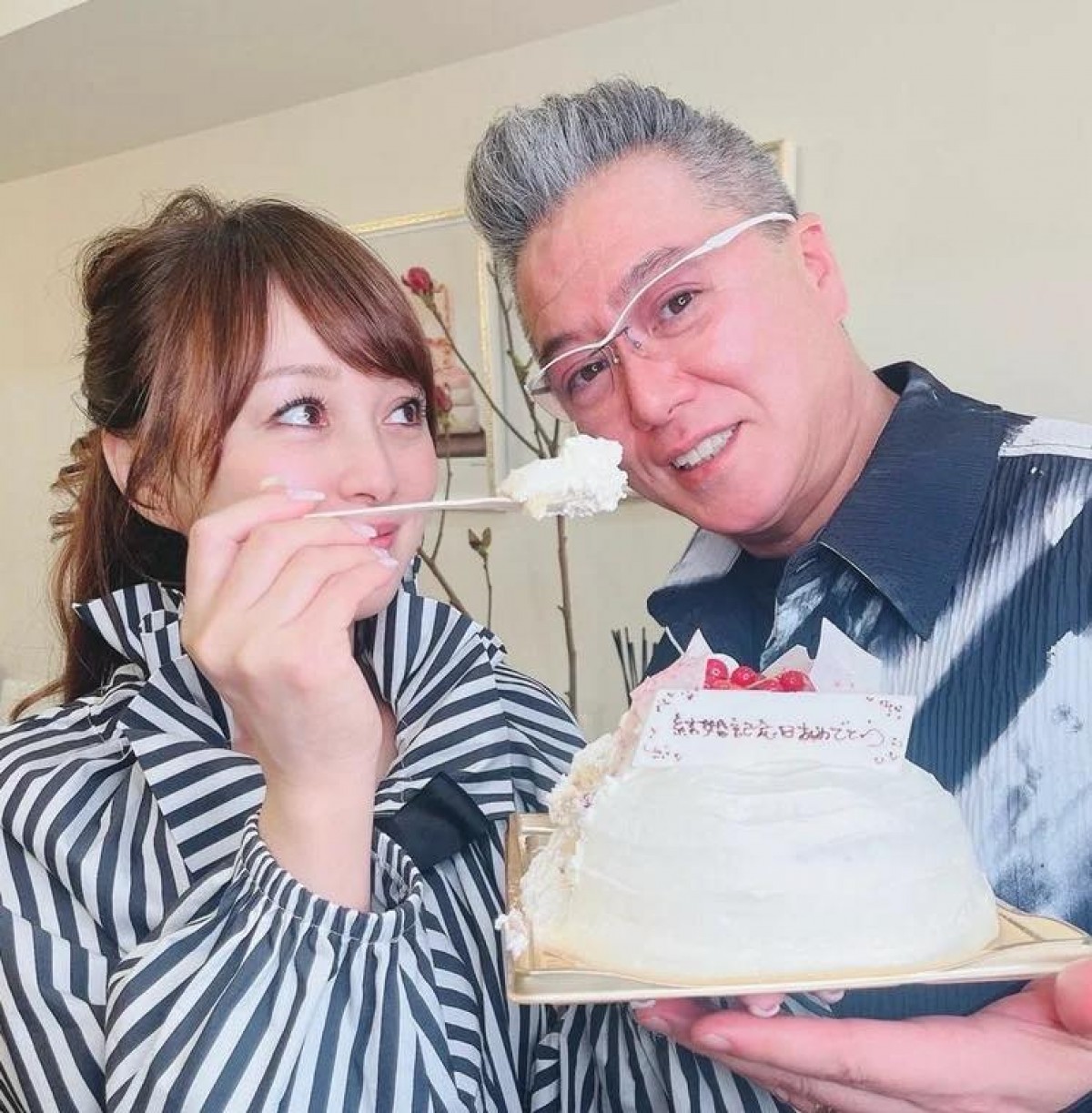 渡辺美奈代、28周年の結婚記念日にラブラブ夫婦ショット公開