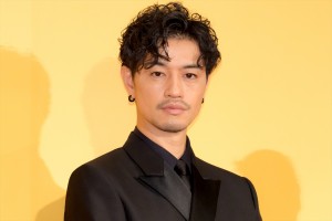 斎藤工、映画『碁盤斬り』完成披露舞台挨拶に登場