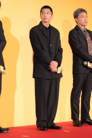 奥野瑛太、映画『碁盤斬り』完成披露舞台挨拶に登場