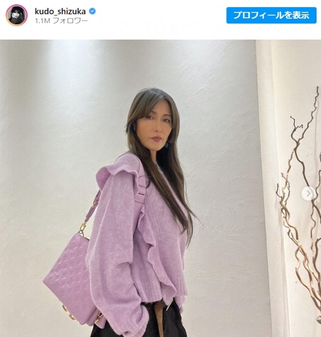 春色ニット姿の工藤静香　※「工藤静香」インスタグラム