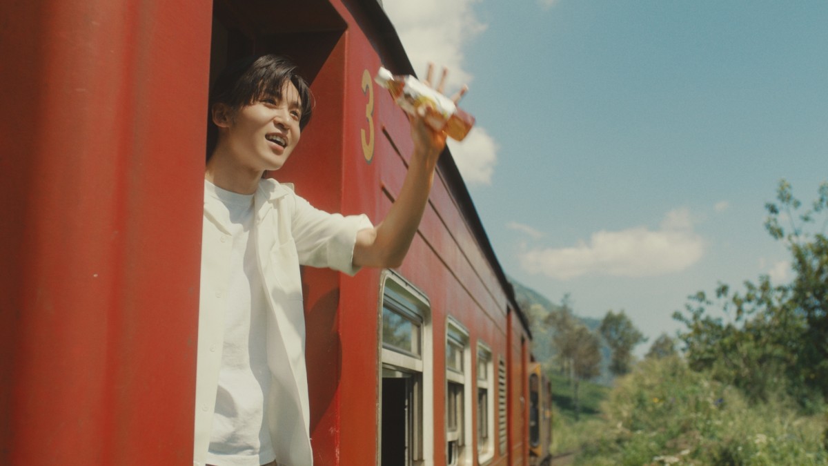 Snow Man・目黒蓮、スリランカ“紅茶鉄道”からの景色に感動！　キリン「午後の紅茶」新CM