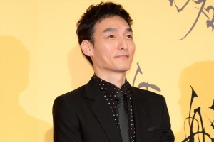 草なぎ剛、映画『碁盤斬り』完成披露舞台挨拶に登場