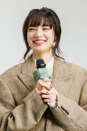 小松菜奈、映画『わたくしどもは。』 完成披露試写会舞台挨拶に登場