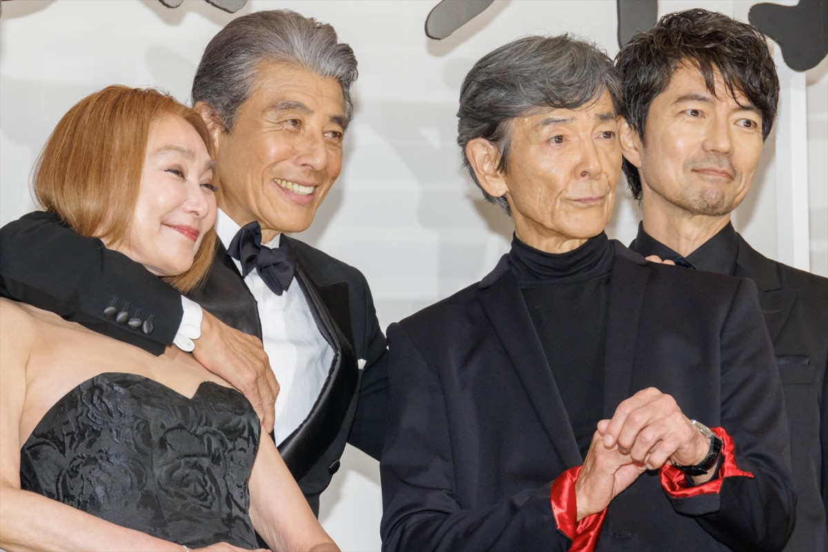 舘ひろし＆柴田恭兵、2人の関係は「もう夫婦でした」壇上でのハグに大歓声