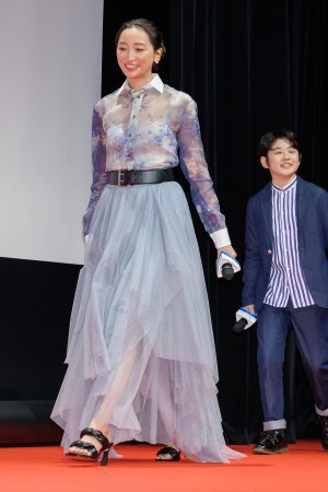 杏、映画『かくしごと』完成披露舞台挨拶に登場