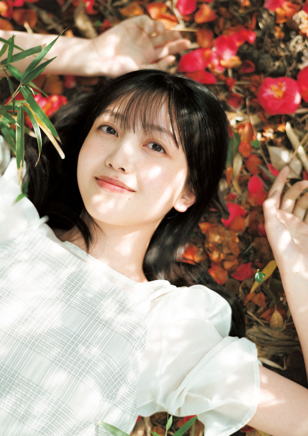 乃木坂46・久保史緒里、色白美肌　圧倒的な透明感の最新グラビア