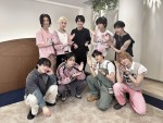 ドラマ『Re：リベンジ‐欲望の果てに‐』主演・赤楚衛二×主題歌・Stray Kidsが対談！　（前列左から）チャンビン、リノ、スンミン、アイエン、（後列左から）ヒョンジン、フィリックス、赤楚衛二、ハン、バンチャン