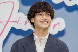 Aぇ！ group・佐野晶哉、映画『明日を綴る写真館』完成披露舞台あいさつに登場