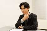 Snow Man・阿部亮平、ドラマ『GO HOME』参戦　憧れのスーツ姿で芯の通った刑事役に「めちゃくちゃ嬉しかった！」