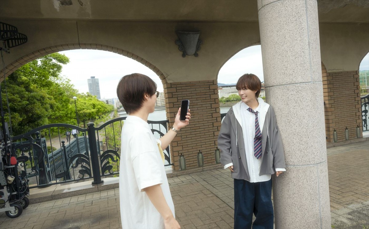 なにわ男子・大橋和也、大西流星主演『恋を知らない僕たちは』撮影現場をサプライズ訪問！　メンバー愛あふれる2ショット公開