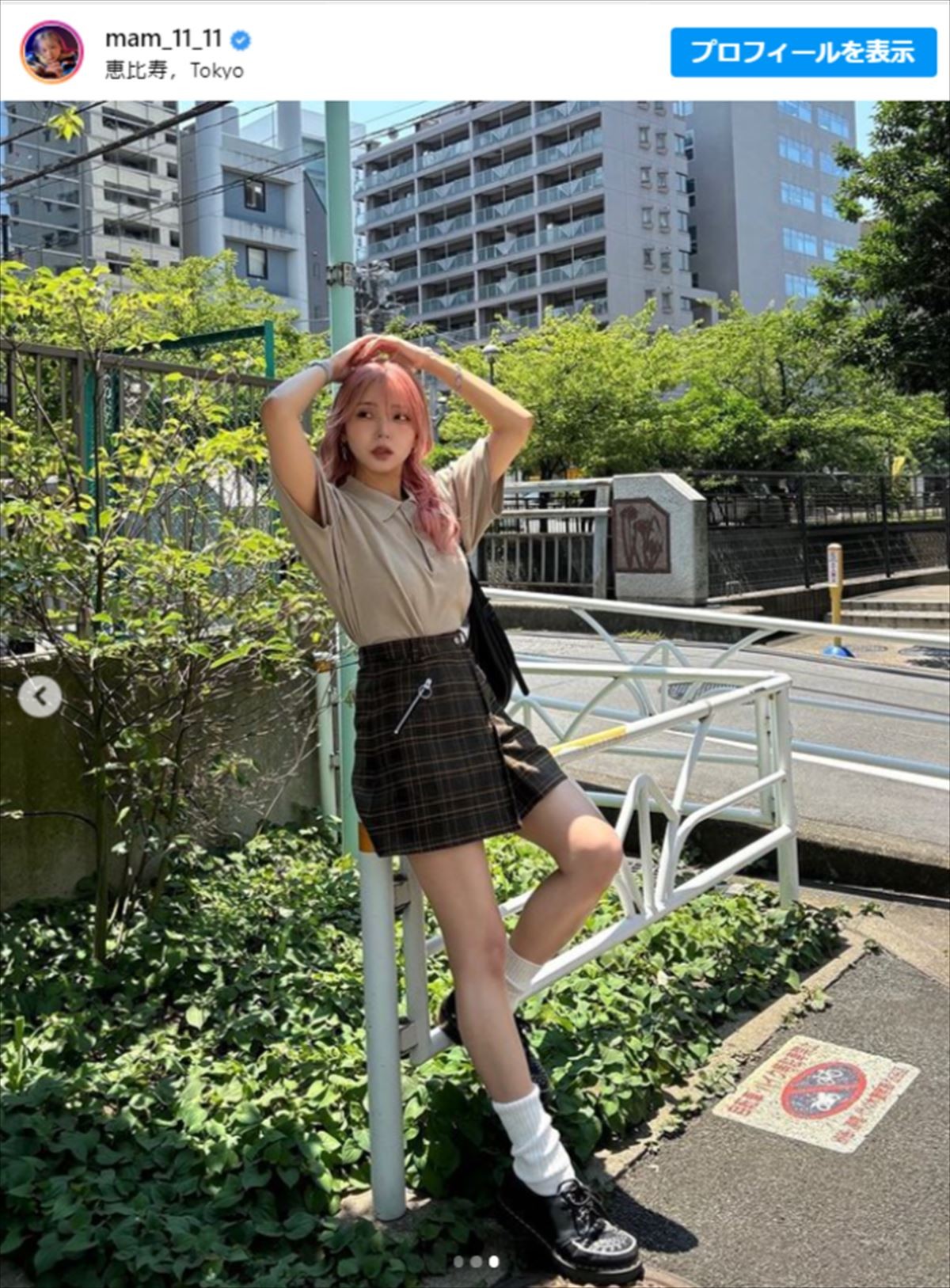 “かわいすぎる双子モデル”姉30歳、“超ミニスカ美脚”ショットにファン歓喜