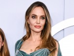 アンジェリーナ・ジョリー、新タトゥー！　胸もと中央に鳥モチーフ